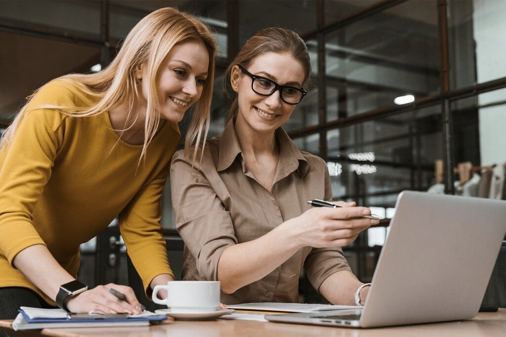 Mujeres en búsqueda de talento, imagen obtenida de Pixabay