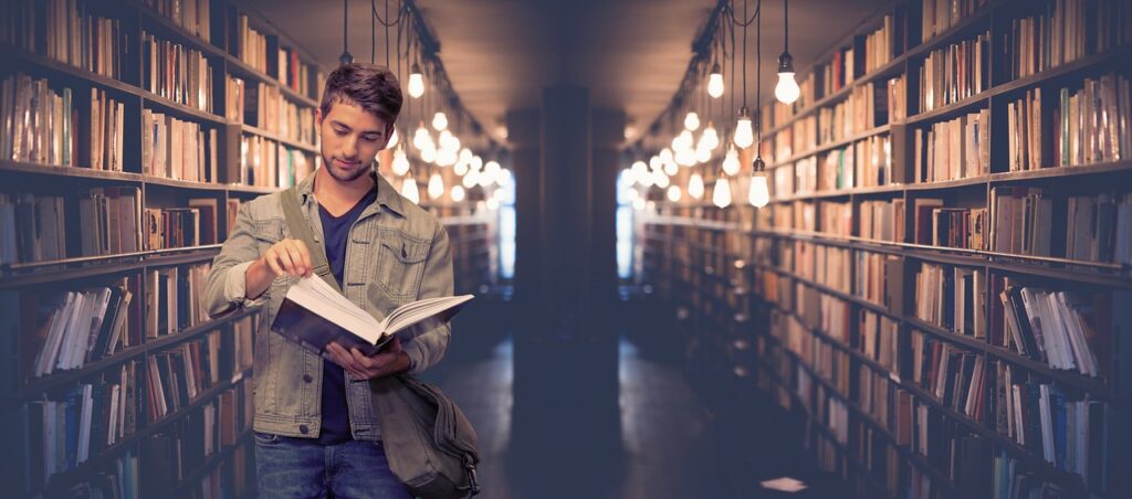 Biblioteca de Universidad, imagen de Pixabay